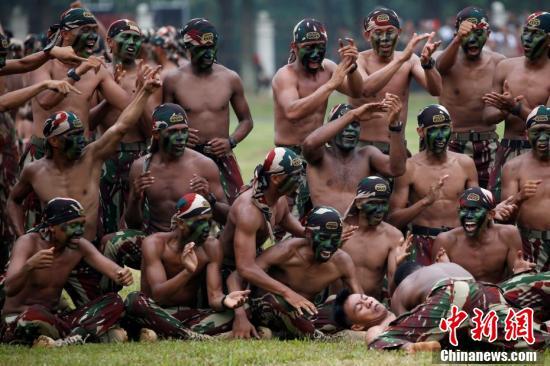 印尼庆祝特种部队成立67周年 硬核士兵展特技