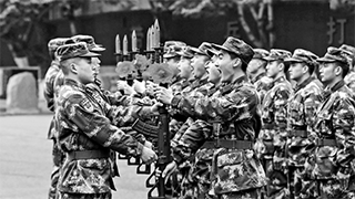 武警重庆总队执勤第三支队各中队举行新兵授枪