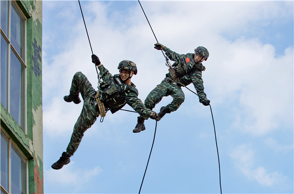 广西南宁：武警特战队员开展攀登强化训练